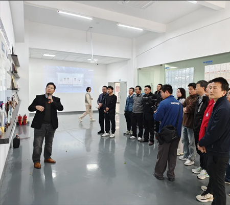 廣科&middot;科創(chuàng)營走進(jìn)科伺